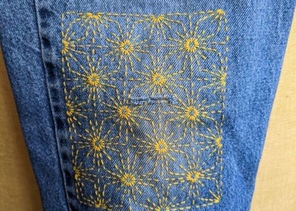 Jeansknä lagat med guldfärgad sashikosöm i geometriskt mönster